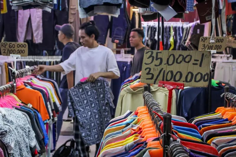 Purbaya hendak terbitkan aturan berantas pakaian bekas impor – Kenapa produk ilegal itu sulit ditangani?